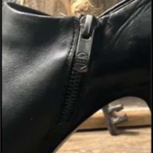 Black Vince Camuto  size 7 with slight platform pad and side zip. barely worn. - Picture 3 of 4